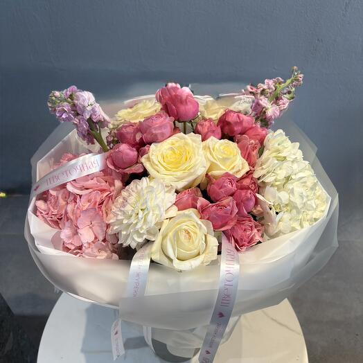 Нежный авторский букет роз,гортензий