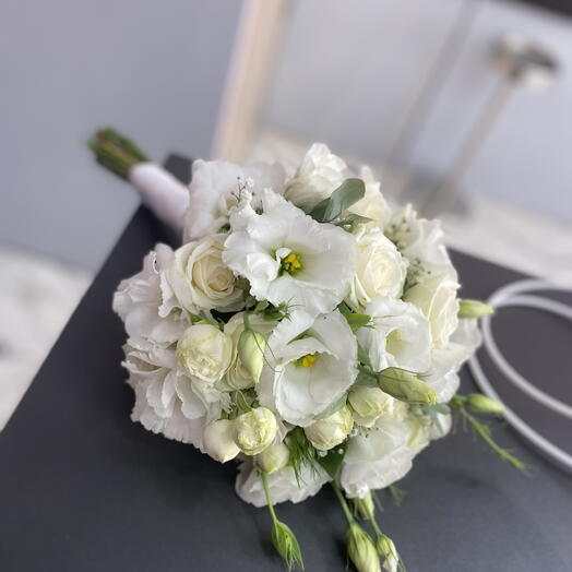 Trendy bridal bouquet 🌿🤍