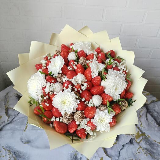 Клубничный букет с Рафаэлло 🍓🤍Букет с клубникой , Рафаэлло и цветами 😍🍓Клубника начальнику