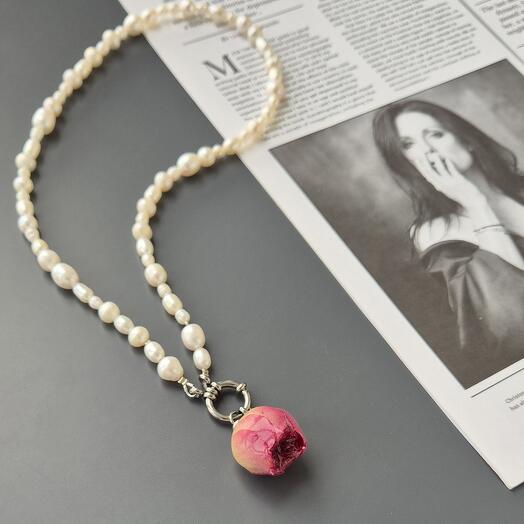 Колье из натурального жемчуга с бутоном розы