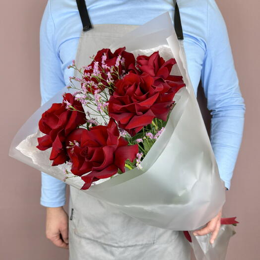 Элегантный букет из 5 французских бордовых роз с розовым лимониумом