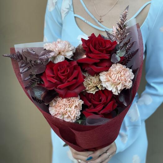 Букет из красных (бордовых) французских роз и карамельных гвоздик "Вечерний хроматизм"