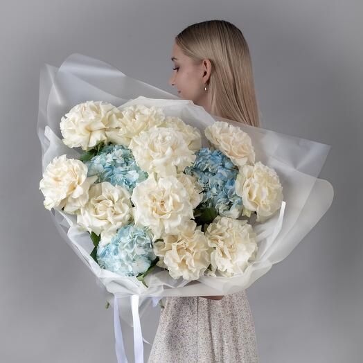 Букет из 12 белых, французских роз и 3 голубых гортензий