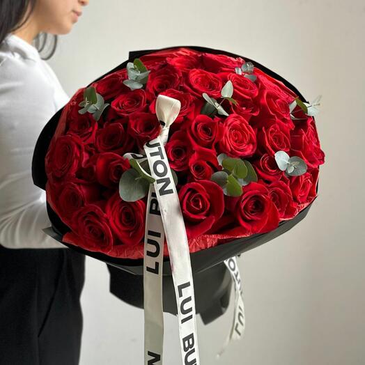 Букет "35 красных роз с эвкалиптом"