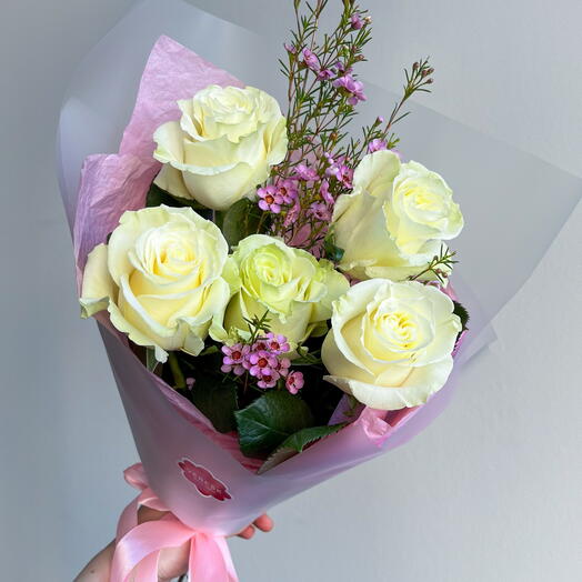 Букет из 5 роз с ваксфлауэром