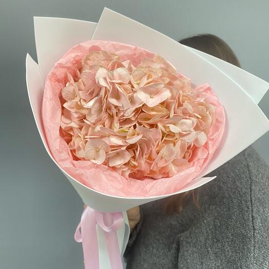 Букет розовая гортензия в стильном оформлении