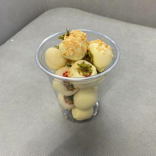 Большой стакан с клубникой в белом шоколаде