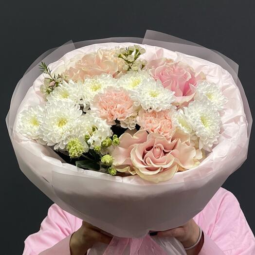 Нежный букет с розами и хризантемами