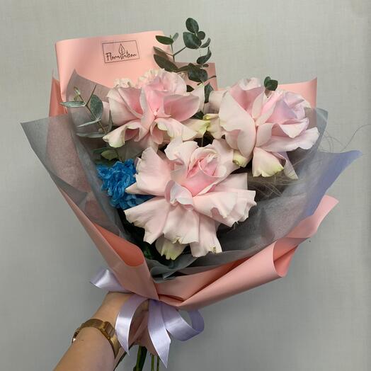 Букет из розовых французских роз , эвкалипта и стабилизированной гортензии