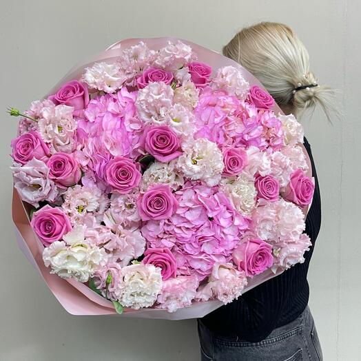 Розовые розы с гортензией и эустомой 💕