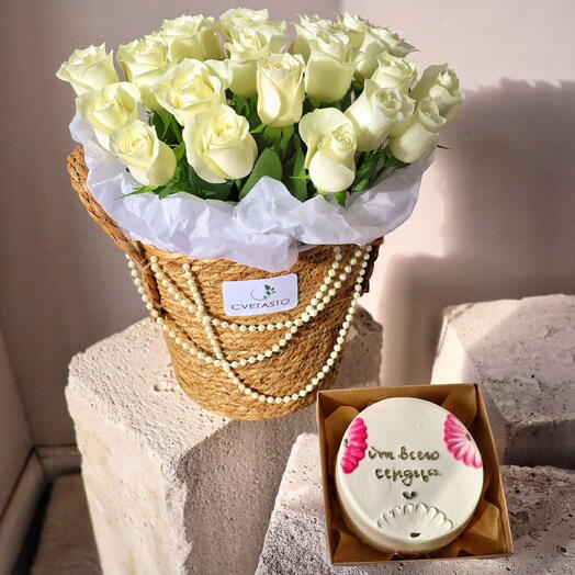 Корзина с белыми розами + бенто торт