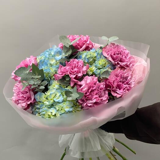 Букет с гортензиями и французскими розами