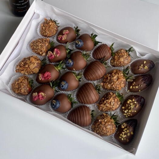 Клубника и финики в шоколаде «Berry luxury»