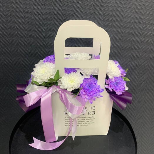 Цветочная композиция из хризантем в сумочке Fresh flowers