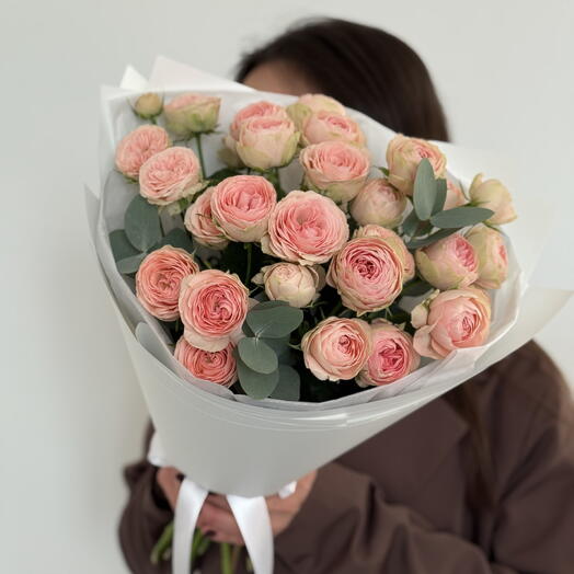 Нежно-розовые пионовидные розы с эвкалиптом XS, букет 659