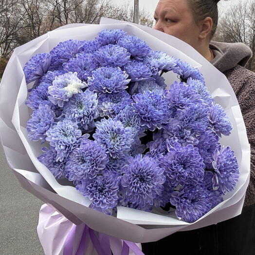 Пышный букет лавандовых хризантем