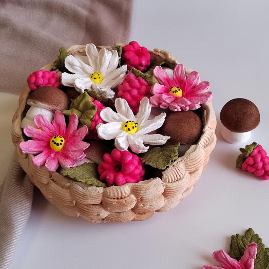 Зефирная корзинка с грибами и малиной