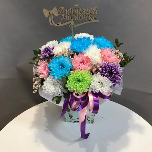 Яркие хризантемы в коробке для мамы🥰