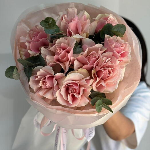 Букет из 9 французских роз с эвкалиптом