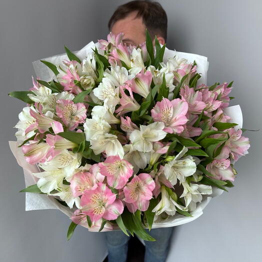 Нежный стойкий букет из альстромерии