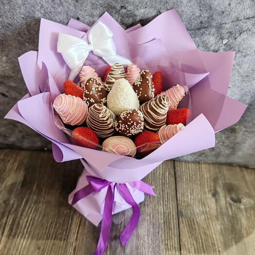 Клубничный букет нежности