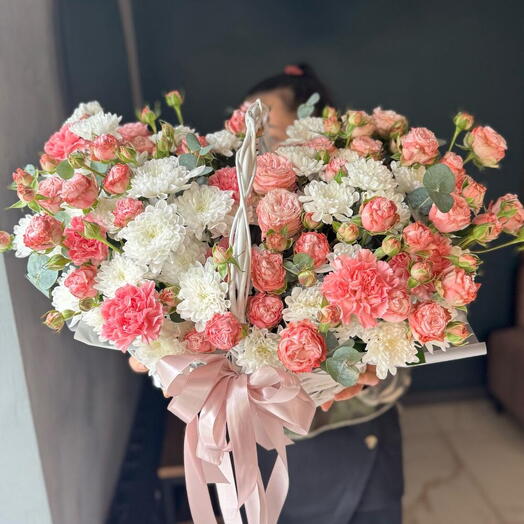 Корзина с пионовидными кустовыми розами, хризантемой и диантусами