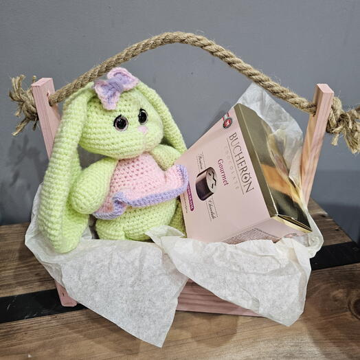 Зайка в ящичке с конфетами