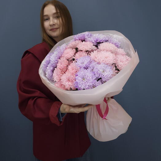 Букет цветных розовых фиолетовых хризантем. Букет кустовых хризантем
