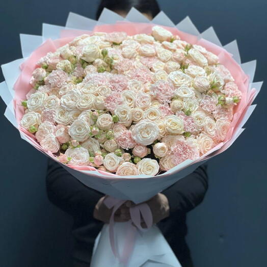 Кустовая роза с гвоздикой
