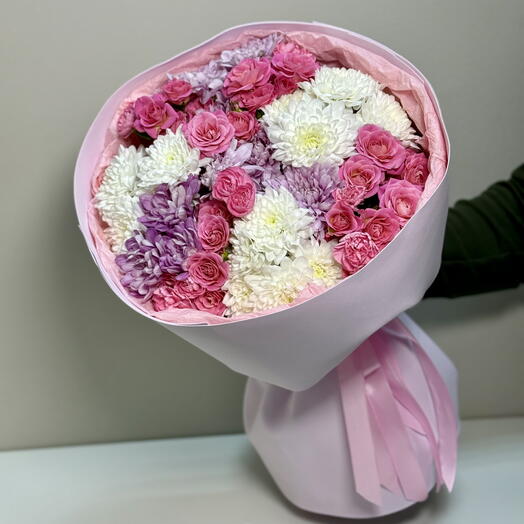 Букет из кустовых хризантем и кустовых роз