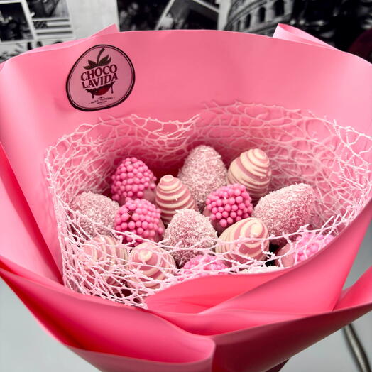 «La Vie en Rose» нежный букет из клубники в розовом шоколаде