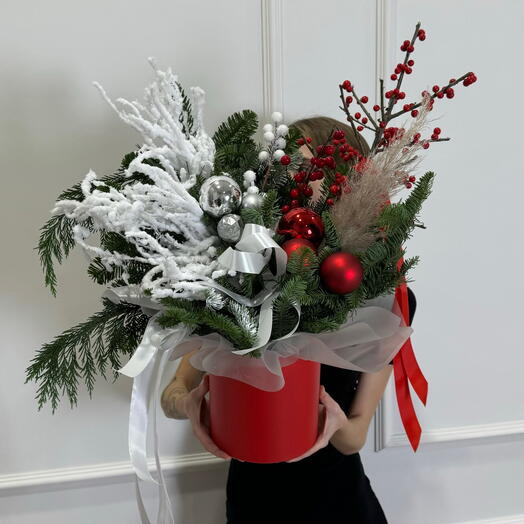 Новогодняя композиция в коробке с белоснежными ветками, илексом и игрушками