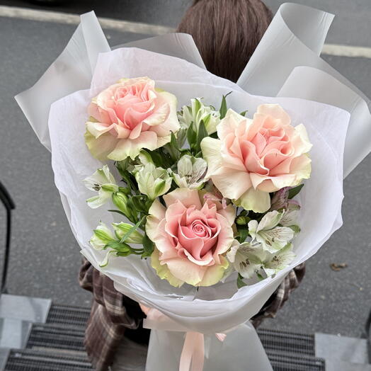 Букет Французская роза и альстрамерия