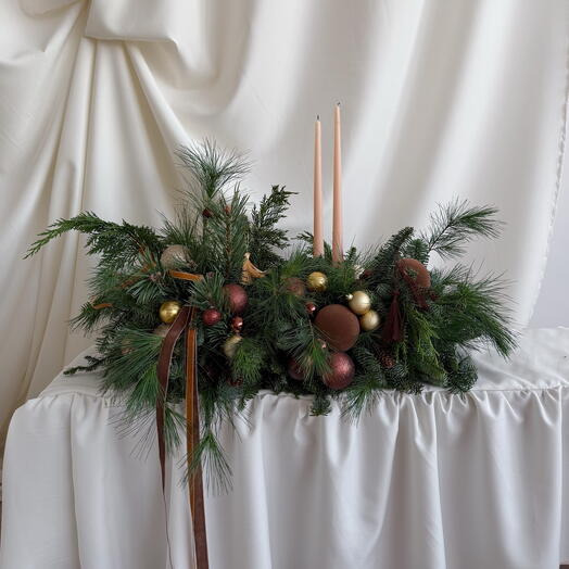 Композиция новогодняя из разных сортов хвои со свечами в коричневом цвете