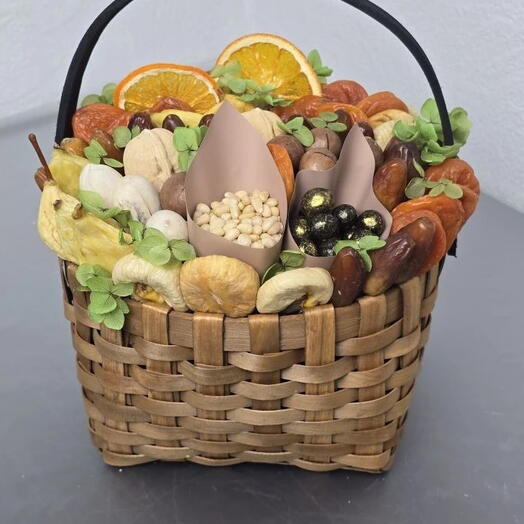 Корзина с сухофруктами, орехами и гортензией