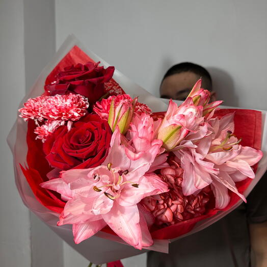 Авторский букет с лилией в красном оттенке