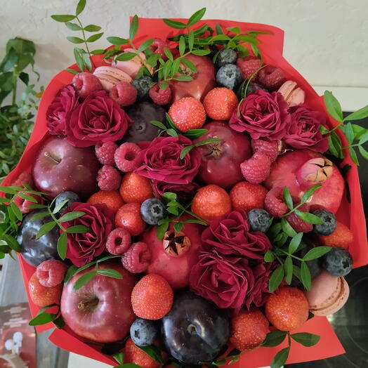 Букет из фруктов с клубникой
