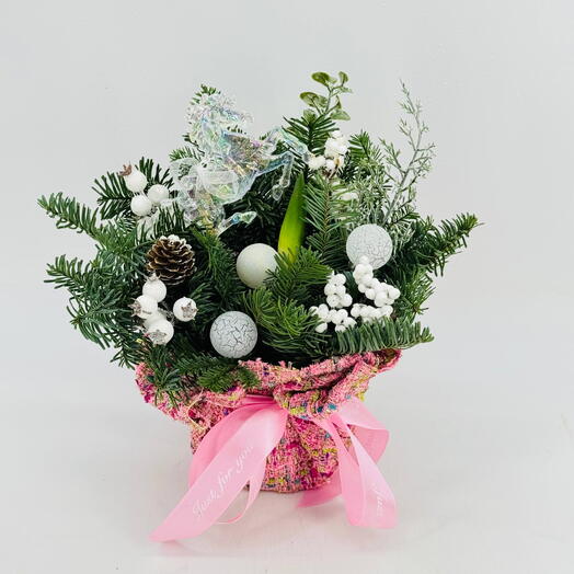 Хвойная композиция нобилис с розовым амараллисом и лошадью