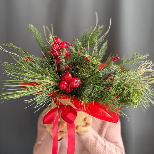 Хвойная новогодняя композиция