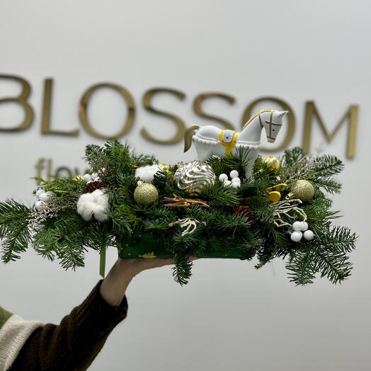 Рождественская композиция из нобилиса и хвойного микса с хлопком, шишками, новогодними игрушками и конем