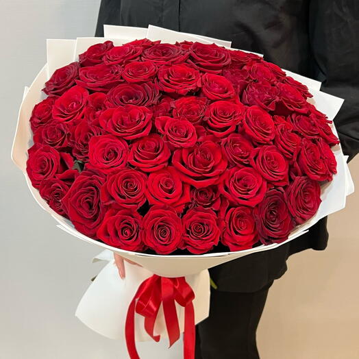 Ramo de 55 rosas rojas en decoración
