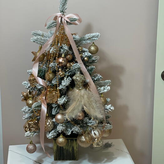 Елка искусственная с декором в золотых оттенках с гирляндой