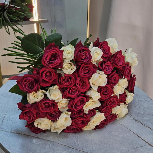 51 роза "Любимой" красные и белые розы