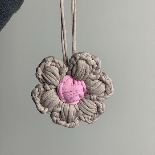 Вязанный цветок-обвес с розовой серединкой