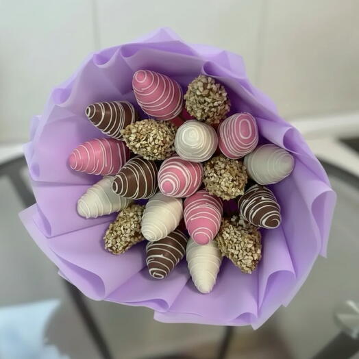 Букет из клубники в шоколаде с орехом