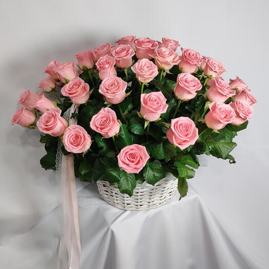 Корзина из розовых роз (55 шт)