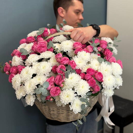 Корзина пионовидных роз с хризантемой и эвкалиптом 💗