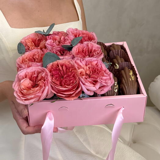 Сладкий бокс из мадленов и роз