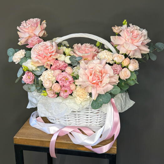 Пышная корзина с французскими розами