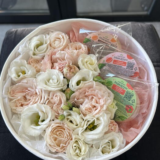 Цветы в коробке с Макарунс